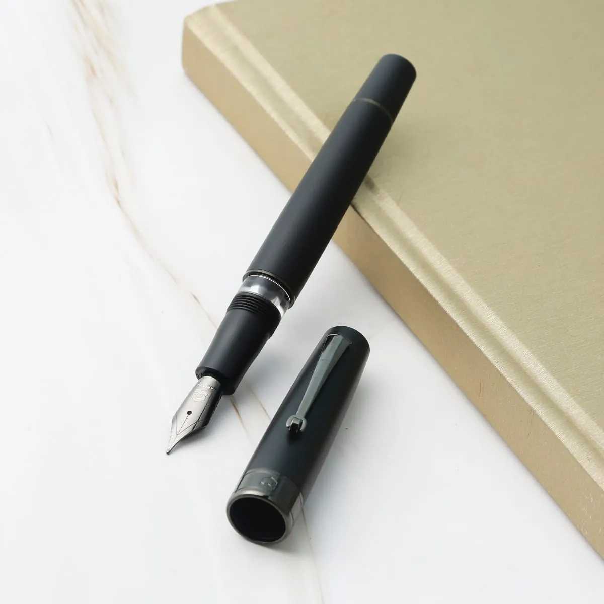 ARISTA ONE MATT BLACK FOUTAIN PEN  STUB ( 1.1 )