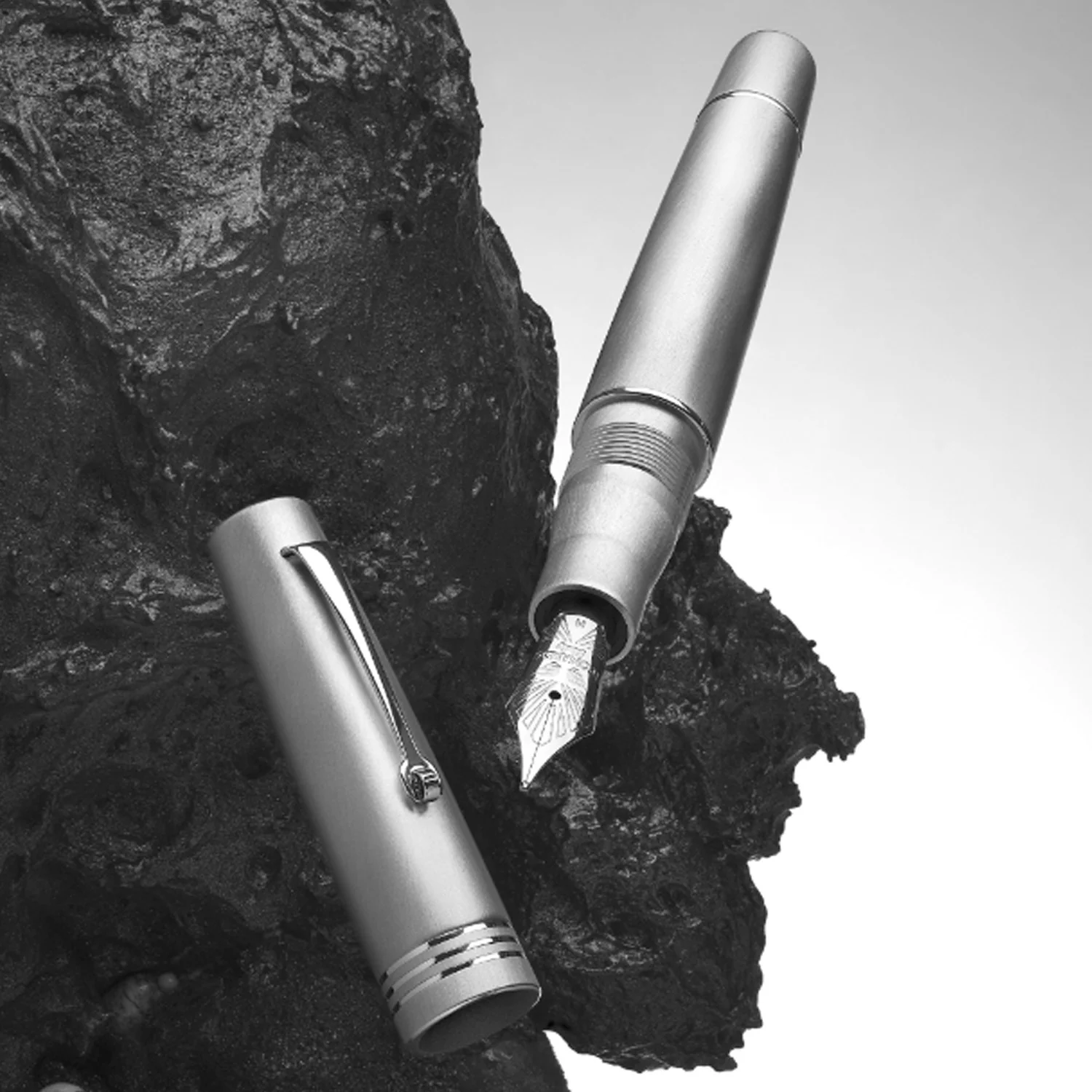 Leonardo Momento Zero Fountain Pen - Aluminia CT (Limited Edition) Medium